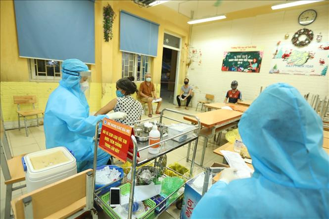 Ngày 9/9/2021, xã Tam Hiệp (Thanh Trì) tổ chức tiêm tới đêm muộn cho người dân. Ảnh: Minh Quyết - TTXVN
