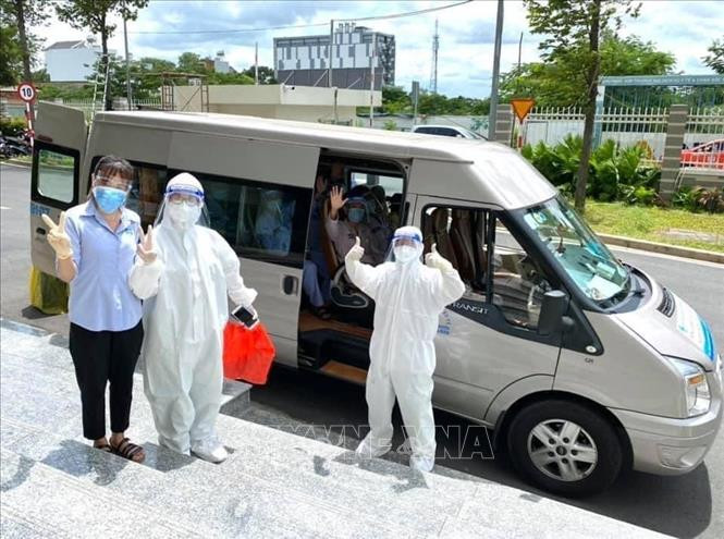 Các bệnh nhân được xuất viện tại Bệnh viện Hồi sức COVID-19 TP Hồ Chí Minh. Ảnh: Lê Minh Hiển - TTXVN phát