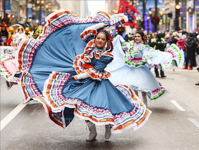 Nghệ sĩ biểu diễn tại cuộc diễu hành nhân dịp Lễ Tạ ơn ở Chicago, Mỹ, ngày 25/11/2021. Ảnh: THX/ TTXVN