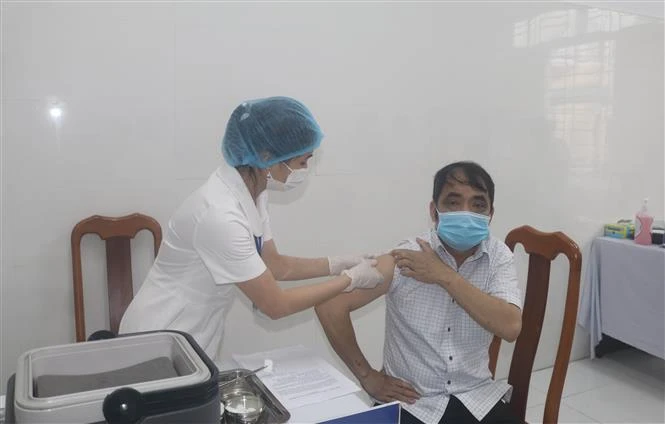 Tiêm vaccine phòng COVID-19 cho cán bộ Sở y tế tỉnh Cao Bằng. Ảnh: Chu Hiệu - TTXVN