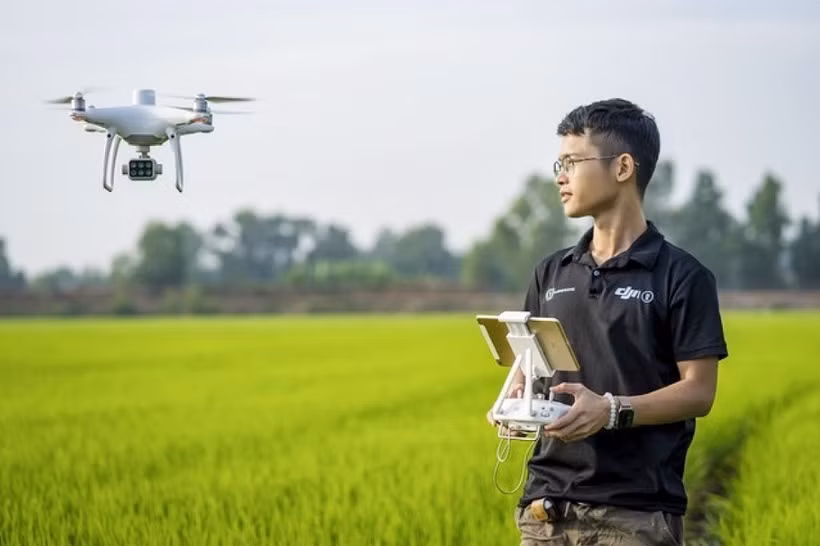 Anh Nguyễn Văn Thiên Vũ trực tiếp tới hiện trường để theo dõi hoạt động của những chiếc máy bay không người lái. Ảnh: TTXVN phát