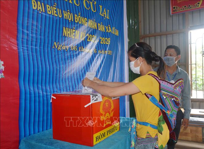 Cử tri thôn 11, xã Cư San đi bầu cử lại. Ảnh: Hoài Thu – TTXVN.