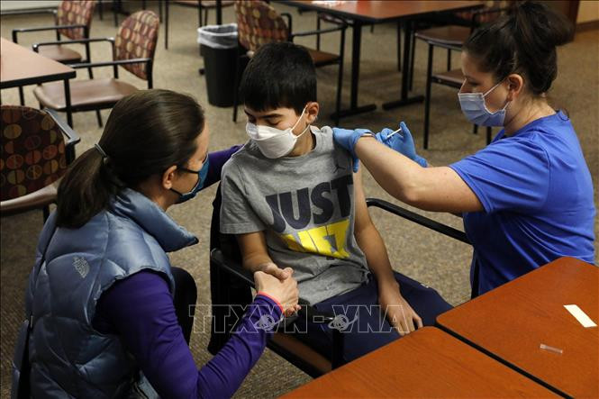 Tiêm vaccine ngừa COVID-19 cho một em nhỏ tại Bloomfield Hills, bang Michigan, Mỹ ngày 13/5/2021. Ảnh: AFP/TTXVN