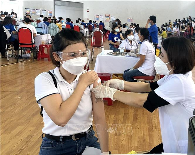 Cán bộ, giáo viên ngành giáo dục thành phố Quy Nhơn tiêm vaccine ngừa COVID-19. Ảnh: Nguyên Linh-TTXVN