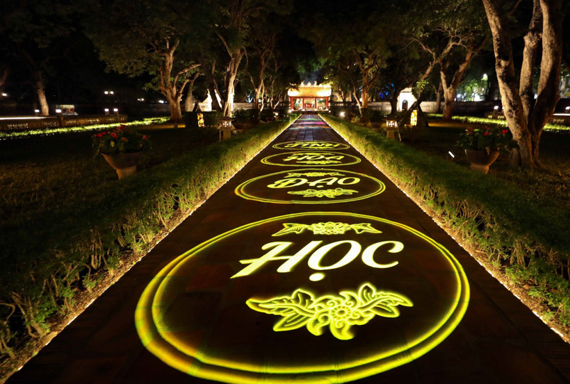 Cả không gian di tích được “biến hóa” bởi hệ thống ánh sáng và công nghệ 3D Mapping tạo nên một diện mạo mới, lung linh, huyền ảo và mang lại nhiều cảm xúc cho khách. Ảnh: Thanh Tùng – TTXVN