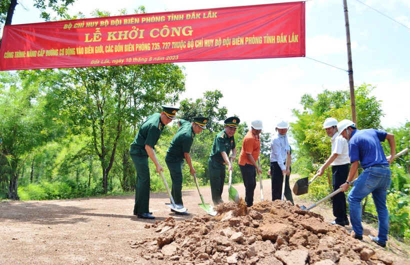 Đại diện các đơn vị thực hiện nghi thức khởi công công trình. Ảnh: Ngọc Lân