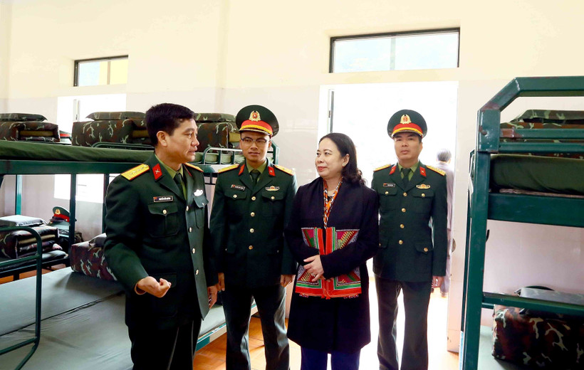 Phó Chủ tịch nước Võ Thị Ánh Xuân tham quan nơi ở của cán bộ, chiến sĩ Tiểu đoàn Bộ binh 1, Trung đoàn 754, Bộ Chỉ huy Quân sự tỉnh Sơn La. Ảnh: Quang Quyết-TTXVN