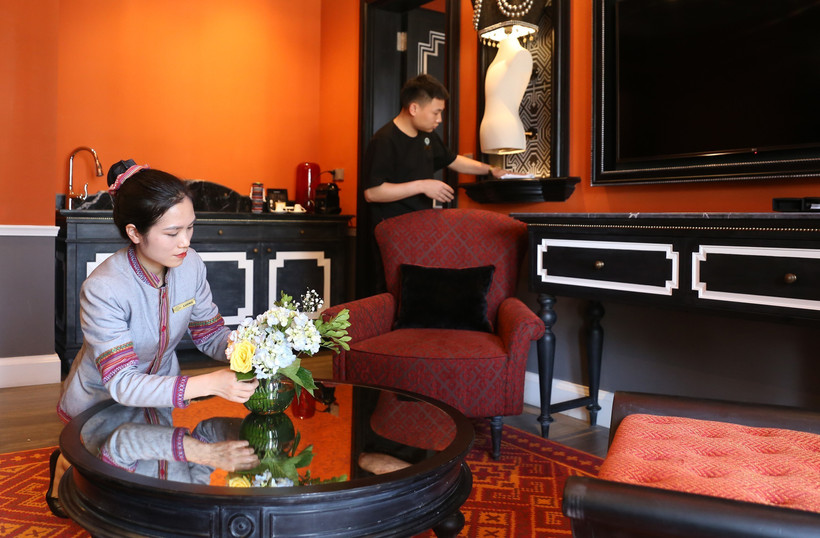 Sinh viên khoa Du lịch Trường Cao đẳng Lào Cai thực tập tại khách sạn 5 sao quốc tế Hotel de la Coupole - MGallery tại khu du lịch quốc gia Sa Pa. Ảnh: Quốc Khánh - TTXVN