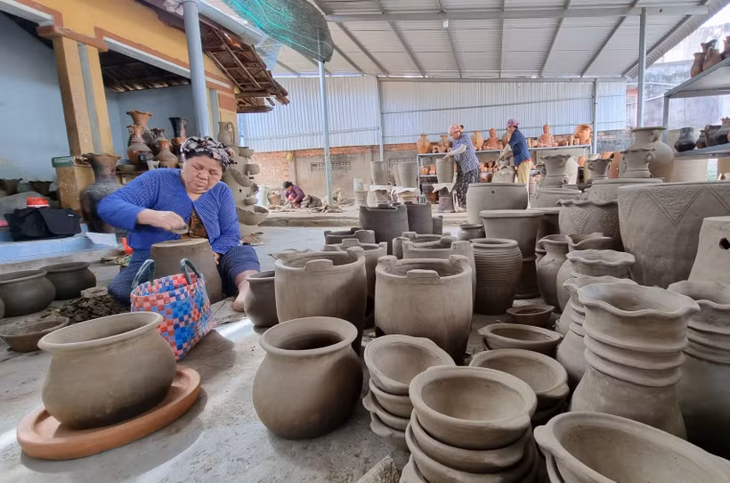 Nghề làm gốm mỹ nghệ tạo việc làm ổn định, nâng cao thu nhập cho đồng bào Chăm ở thị trấn Phước Dân, huyện Ninh Phước (Ninh Thuận). Ảnh: Nguyễn Thành – TTXVN