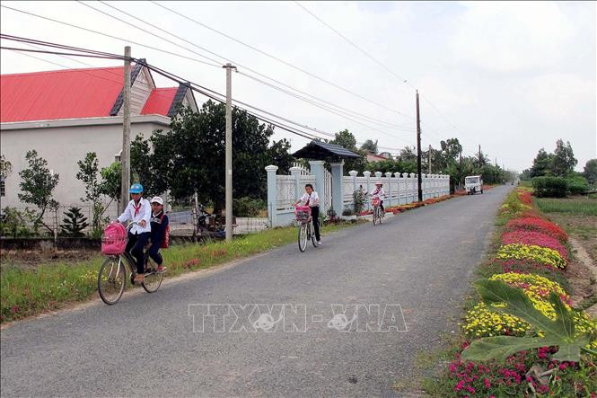 Đường nông thôn mới xã Viên Bình hôm nay. Ảnh: Trung Hiếu-TTXVN