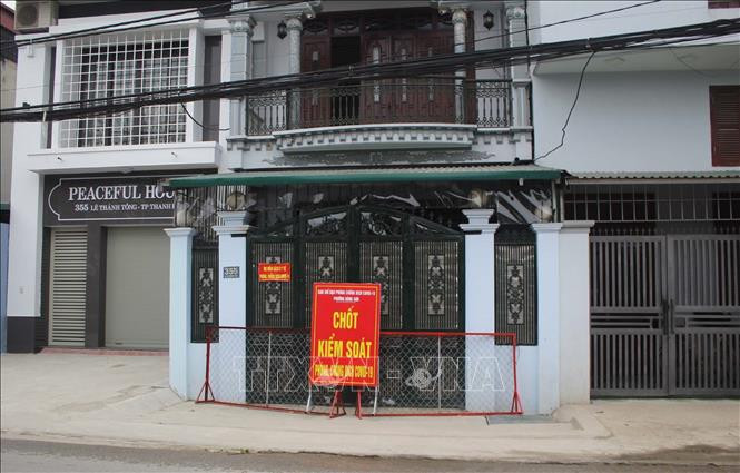 Phong tỏa một hộ dân ở Phường Đông Sơn, thành phố Thanh Hóa do có ca nhiễm COVID-19. Ảnh: Nguyễn Nam-TTXVN