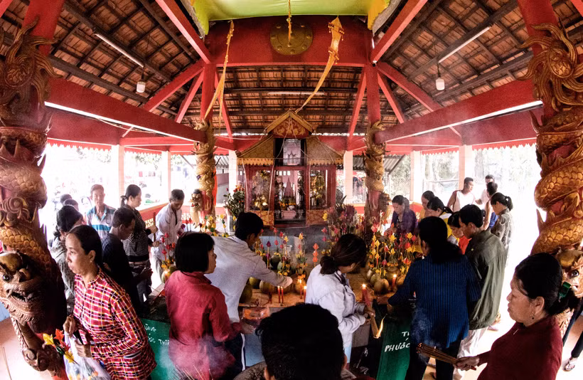 Đồng bào Khmer ở Sóc Trăng dâng cúng lễ vật trong lễ hội Thắc Côn ở ấp An Trạch, xã An Hiệp, huyện Châu Thành (Sóc Trăng). Ảnh: Cao Long