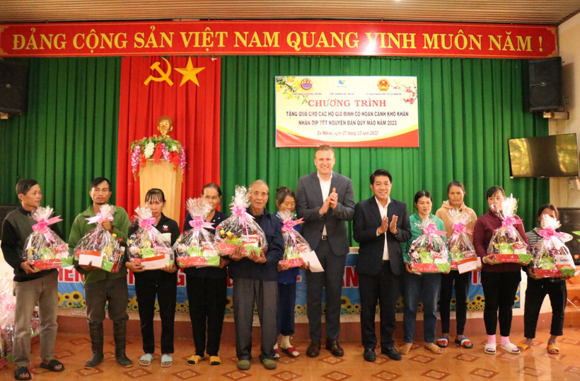 Đại diện doanh nghiệp tặng quà Tết cho người dân. Ảnh: Tuấn Anh - TTXVN