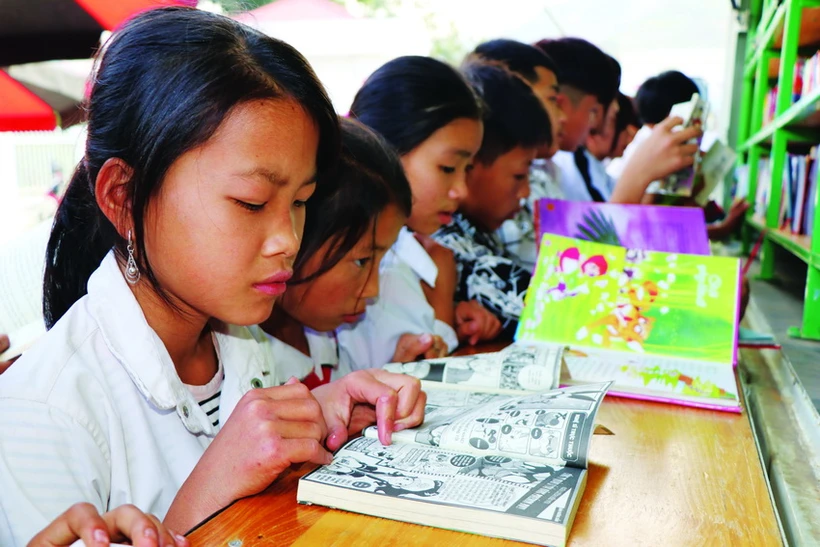 Các em học sinh hào hứng tham gia đọc sách. Ảnh: Diệp Anh - DTMN