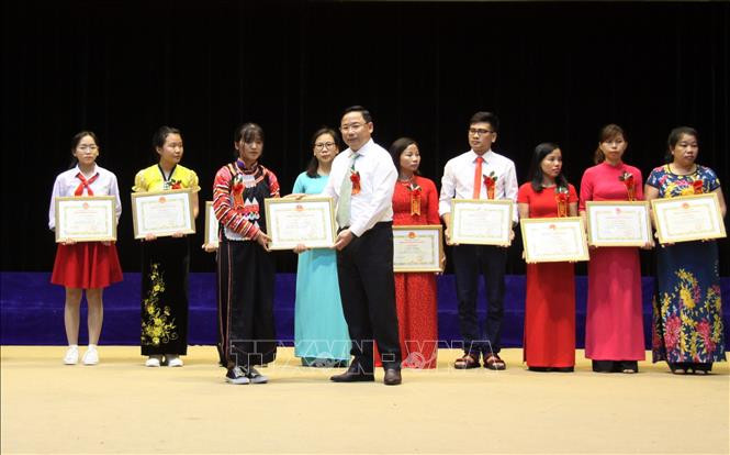 Giám đốc Sở Giáo dục và Đào tạo Lai Châu Đinh Trung Tuấn trao Giấy khen cho học sinh đạt thành tích xuất sắc trong phong trào thi đua yêu nước. Ảnh: Việt Hoàng – TTXVN