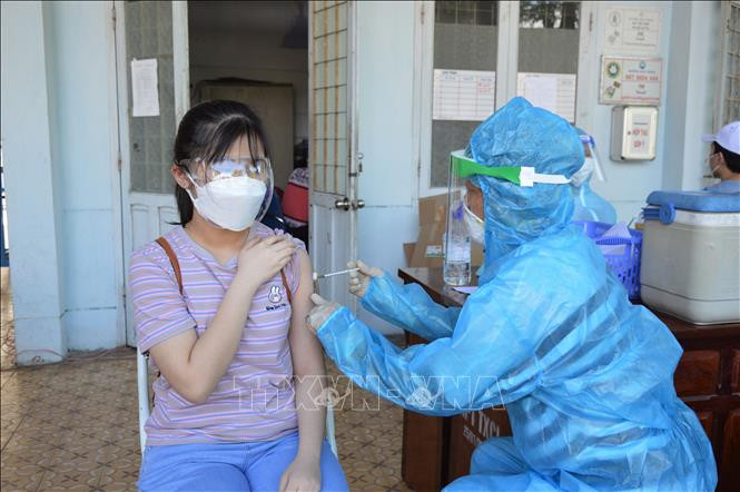 Tiêm vaccine phòng COVID-19 cho học sinh Trường Trung học Cơ sở Kim Hồng (thành phố Cao Lãnh). Ảnh: Nhựt An - TTXVN