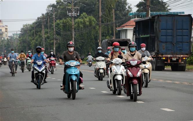 Công nhân tới nhà máy làm việc tại Khu công nghiệp Sóng Thần I, thành phố Dĩ An, tỉnh Bình Dương. Ảnh: TTXVN phát