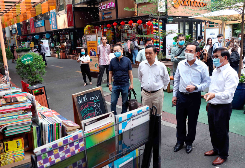 Bí thư Thành ủy Nguyễn Văn Nên thăm Đường sách thành phố Hồ Chí Minh