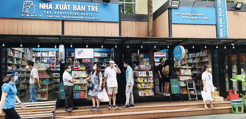 Trong hai ngày cuối tuần (16-17/10) vừa qua, hơn 2.000 lượt người đã đến Đường sách, tăng gấp đôi so với hai ngày cuối tuần đầu tiên sau mở cửa trở lại (9-10/10). Ảnh: Đường sách TP.HCM