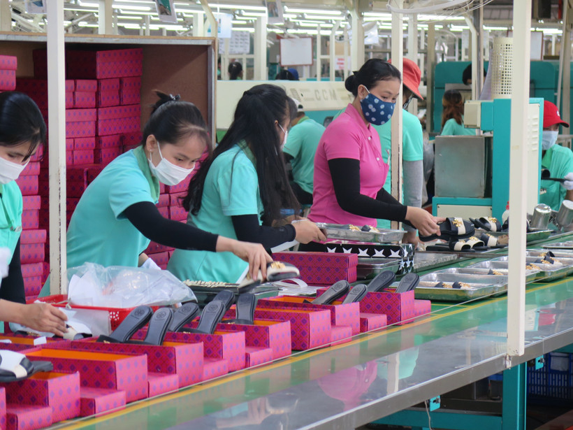 Công nhân nhà máy công ty TNHH Victory International (Việt Nam) đang hoàn thiện khâu đóng gói sản phẩm giày da nữ xuất khẩu. Ảnh: Minh Hưng