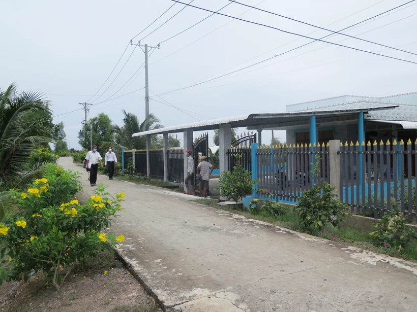 Nhà cửa khang trang cùng hệ thống đường liên ấp, liên thôn được bê tông hóa, hệ thống điện lưới được kéo đến từng hộ dân ở xã nông thôn mới Tân Tây, huyện Thạnh Hóa - xã phấn đấu đạt chuẩn nông thôn mới nâng cao vào năm 2022. Ảnh: Minh Hưng- TTXVN