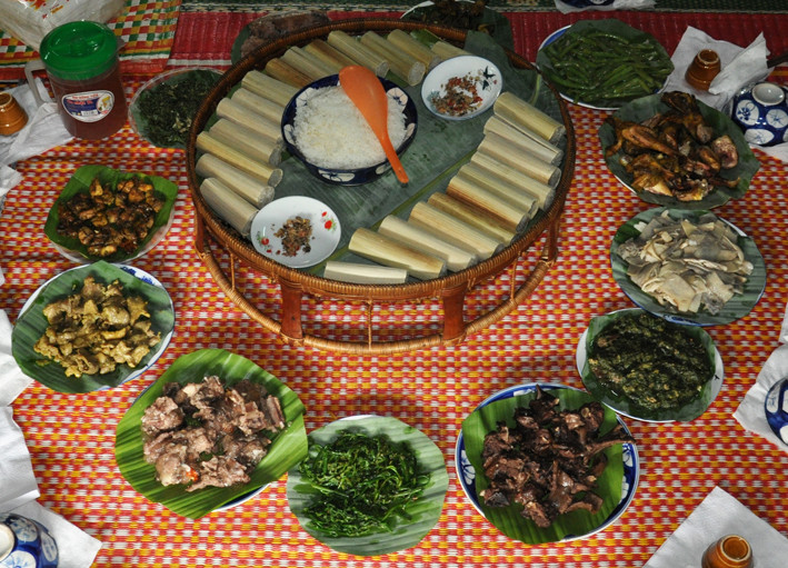 Mâm cỗ ngày xuân của người Cơ-tu. Ảnh: Tấn Vịnh