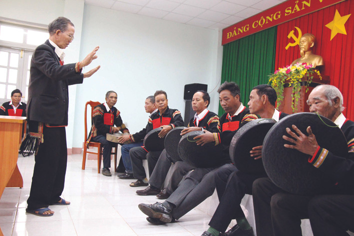 Già Ama H’Loan hướng dẫn kỹ thuật chỉnh chiêng, đánh chiêng tại lớp học cồng chiêng do Sở Văn hóa, Thể thao và Du lịch tỉnh Đắk Lắk tổ chức. Ảnh: Hoài Thu