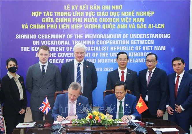 Bộ trưởng Bộ LĐTB và XH Đào Ngọc Dung thay mặt Chính phủ Việt Nam và Đại sứ Vương quốc Anh và Bắc Ireland tại Việt Nam Gareth Ward ký kết Bản ghi nhớ về hợp tác trong lĩnh vực giáo dục nghề nghiệp. Ảnh: Hoàng Hiếu - TTXVN