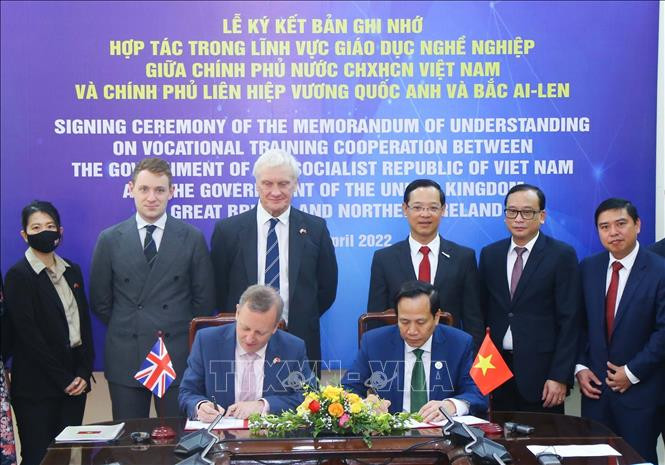 Bộ trưởng Bộ LĐTB và XH Đào Ngọc Dung thay mặt Chính phủ Việt Nam và Đại sứ Vương quốc Anh và Bắc Ireland tại Việt Nam Gareth Ward ký kết Bản ghi nhớ về hợp tác trong lĩnh vực giáo dục nghề nghiệp. Ảnh: Hoàng Hiếu - TTXVN