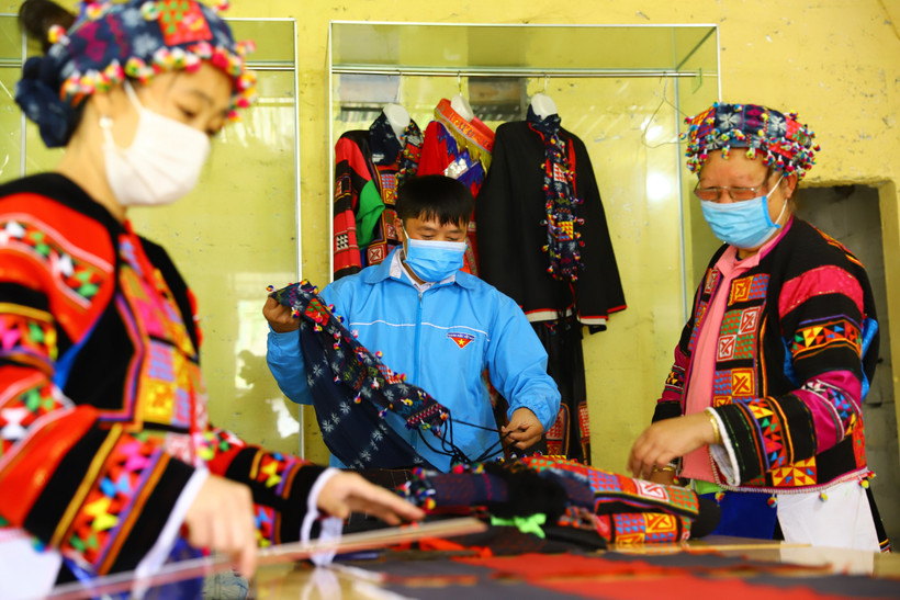 Chàng trai Lô Lô “giữ lửa” nghề truyền thống