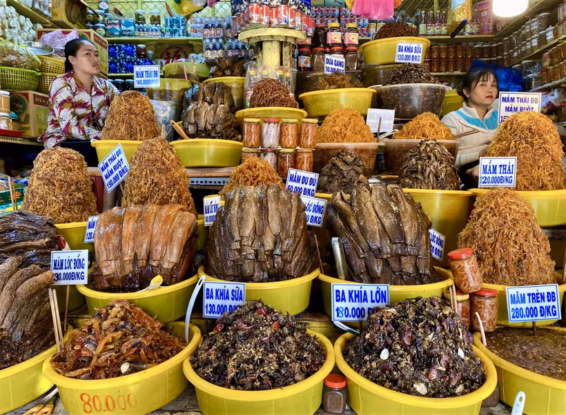 Các loại mắm nổi tiếng bày bán tại chợ Châu Đốc (An Giang). Ảnh:Thanh Sang
