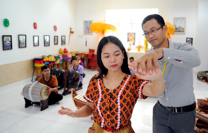 Ông Sơn Cao Thắng, Phó Trưởng Bộ môn Nghệ thuật, Khoa Ngôn ngữ - Văn hóa - Nghệ thuật Khmer Nam Bộ hướng dẫn sinh viên thực hiện các động tác khó trong nghệ thuật múa cổ điển Khmer. Ảnh: An Hiếu