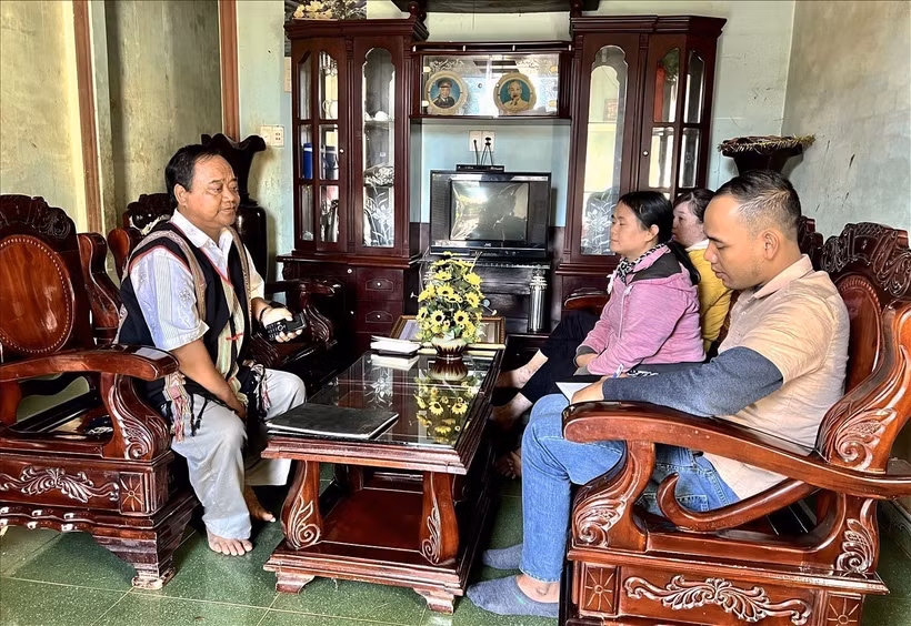 Già Biai tuyên truyền, vận động người dân chấp hành chủ trương, chính sách của Đảng và Nhà nước. Ảnh: TTXVN phát