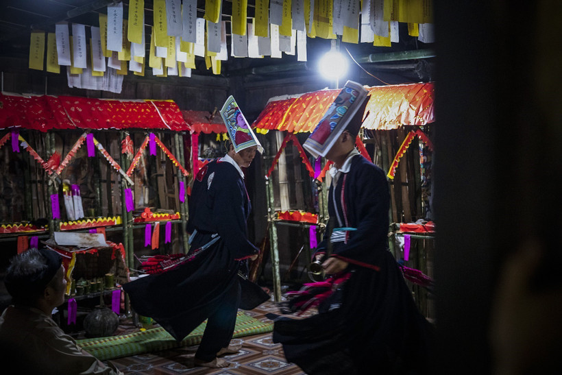 5.	Ông Lý Văn Hềnh, thầy cúng ở Bản Sưng, xã Cao Sơn (Đà Bắc, Hòa Bình) đã được cấp thượng giới 12 ngọn đèn là một trong 12 thầy làm lễ đám chay của dòng họ Triệu. Ảnh: Trọng Đạt – TTXVN