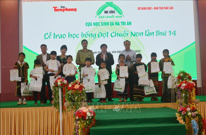 Tặng học bổng “Đọt chuối non” cho học sinh huyện Krông Ana. Ảnh: Hoài Thu – TTXVN.