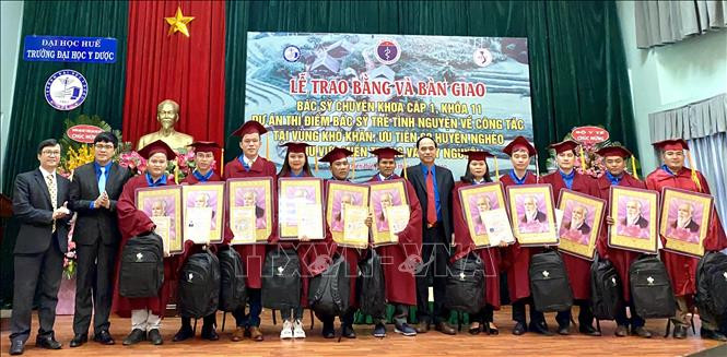 Trao chứng chỉ hành nghề và tặng quà của Bộ trưởng Bộ Y tế cho các bác sỹ tốt nghiệp. Ảnh: Mai Trang-TTXVN