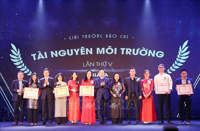 Trưởng ban Tuyên giáo Trung ương Võ Văn Thưởng và Bộ trưởng Bộ Tài nguyên và Môi trường Trần Hồng Hà trao giải A - Giải thưởng báo chí Tài nguyên và Môi trường lần thứ V cho các tác giả và nhóm tác giả. Ảnh: Hoàng Hiếu – TTXVN