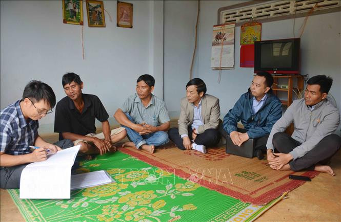 Đoàn kiểm tra của Sở Lao động – Thương binh và Xã hội Đắk Lắk kiểm tra, giám sát công tác rà soát hộ nghèo, hộ cận nghèo tại xã Ea Nuôl, huyện Buôn Đôn. Ảnh: Hoài Thu – TTXVN