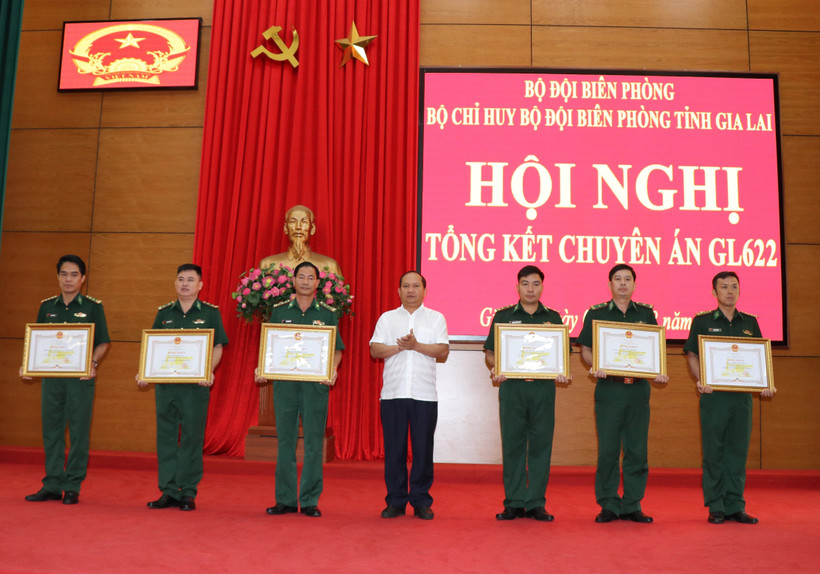 Phó Bí thư Tỉnh ủy Gia Lai, ông Rah Lan Chung tặng Bằng khen cho tập thể, cá nhân có thành tích trong thực hiện chuyên án GL622. Ảnh: Hồng Điệp - TTXVN
