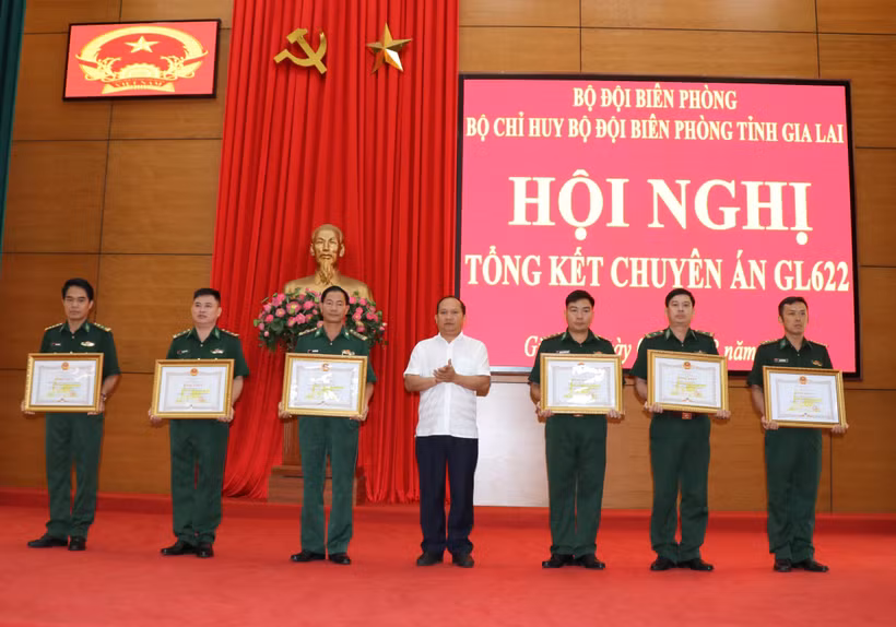 Phó Bí thư Tỉnh ủy Gia Lai, ông Rah Lan Chung tặng Bằng khen cho tập thể, cá nhân có thành tích trong thực hiện chuyên án GL622. Ảnh: Hồng Điệp - TTXVN