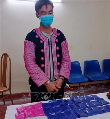 Đối tượng Sồng A Páo và tang vật tại cơ quan Công an. Ảnh: TTXVN phát