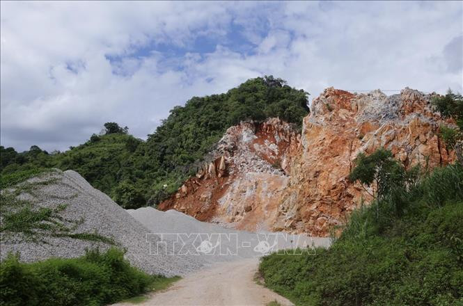 Hiện trường nơi tiêu hủy vật liệu nổ công nghiệp hết hạn tại mỏ đá Căng A, bản Liên Hợp xã Pắc Ta. Ảnh: Quý Trung – TTXVN