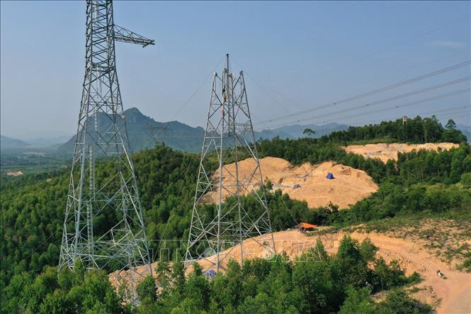 Lắp dựng cột trên địa bàn huyện Quảng Ninh, tỉnh Quảng Bình. Ảnh: Ngọc Hà - TTXVN