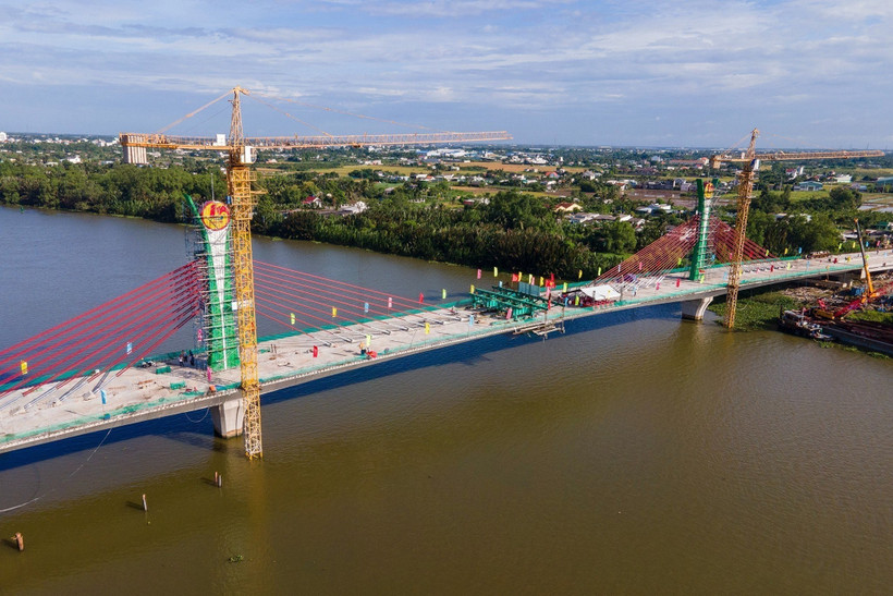 Hợp long cầu nối đôi bờ sông Vàm Cỏ Tây