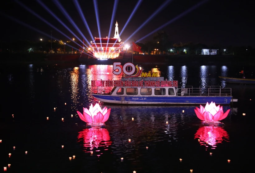 Hàng ngàn hoa đăng rực sáng trên dòng sông Thạch Hãn trong lễ tưởng niệm các anh hùng, liệt sĩ. Ảnh: Hoàng Hiếu - TTXVN
