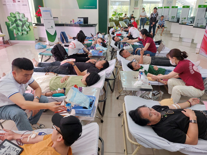 Người dân Kon Tum trao giọt hồng, trao yêu thương