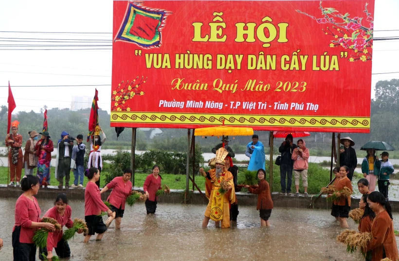 Độc đáo Lễ hội Vua Hùng dạy dân cấy lúa ở Phú Thọ