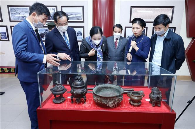 Các đại biểu nghe thuyết minh về những tư liệu quý tại Triển lãm. Ảnh: Anh Tuấn - TTXVN