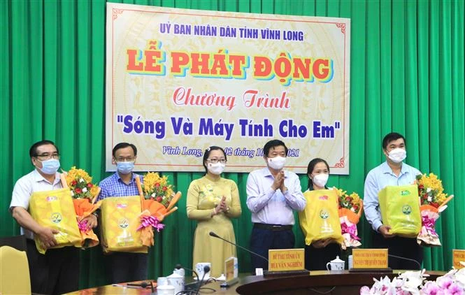 Vĩnh Long huy động gần 1.100 máy tính cho học sinh khó khăn học trực tuyến