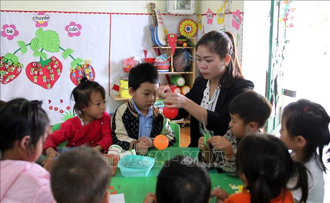 Giờ học của cô và trò trường mầm non A Lù (Bát Xát). Ảnh: Quốc Khánh - TTXVN